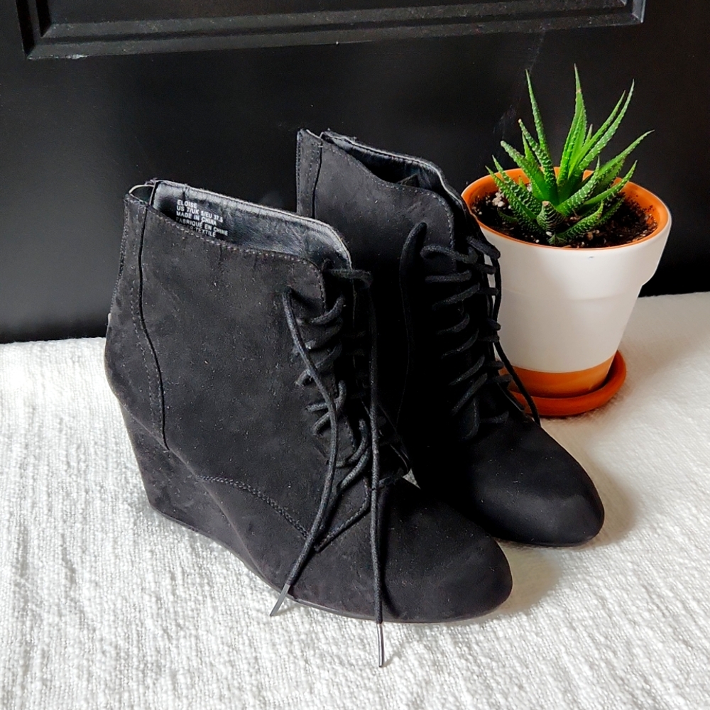 Suede black wedge boots